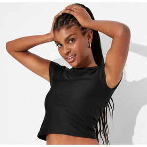 NEW Womens MEDIUM Short Sleeve The Perfect T-Shirt - Wild Fable